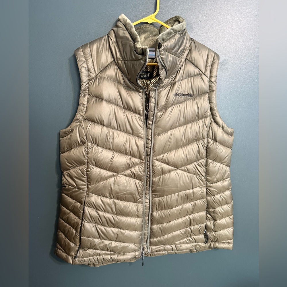 Columbia Women's Green/Tan Puffer Vest
